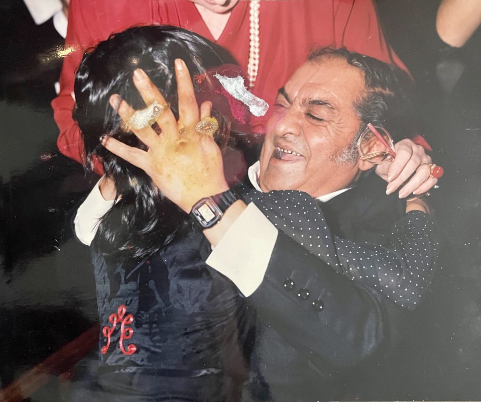con mi abuelo abrazandome año 90