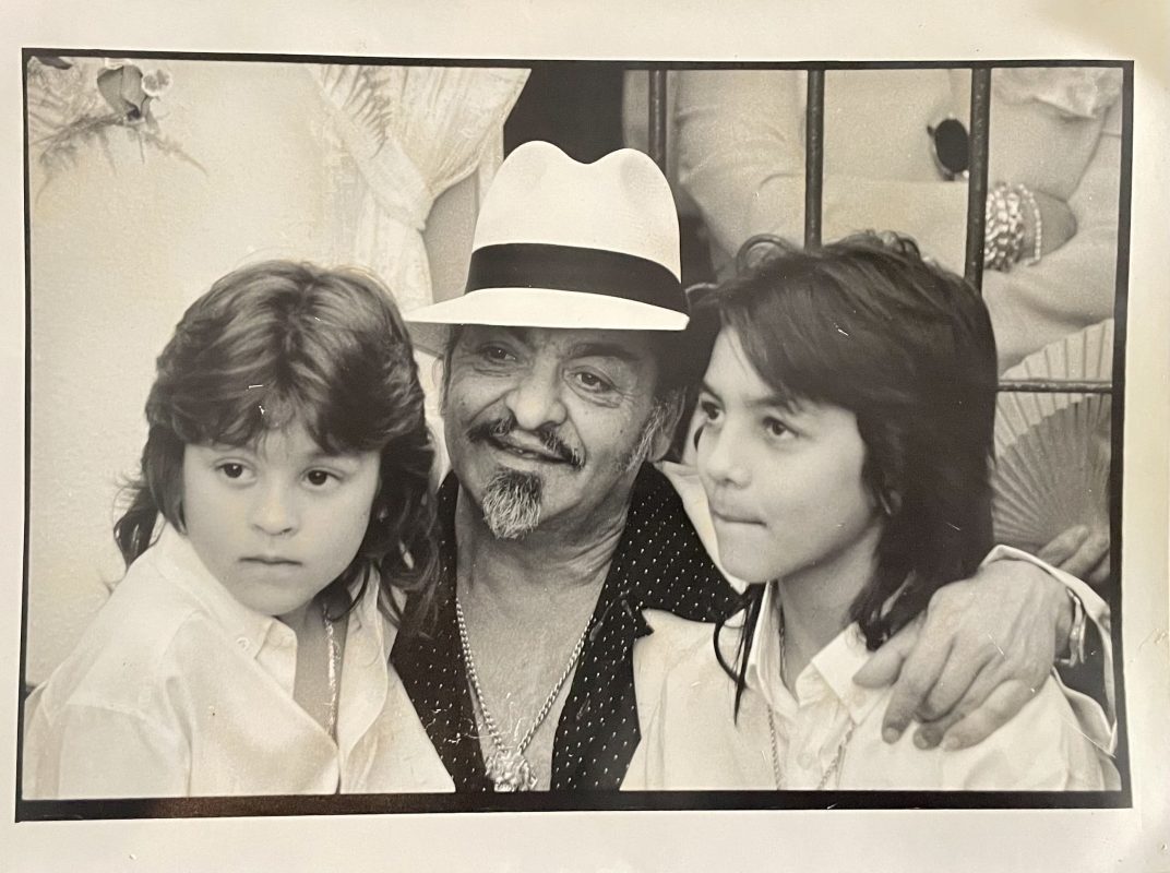 con mi abuelo y mi Farru de niños